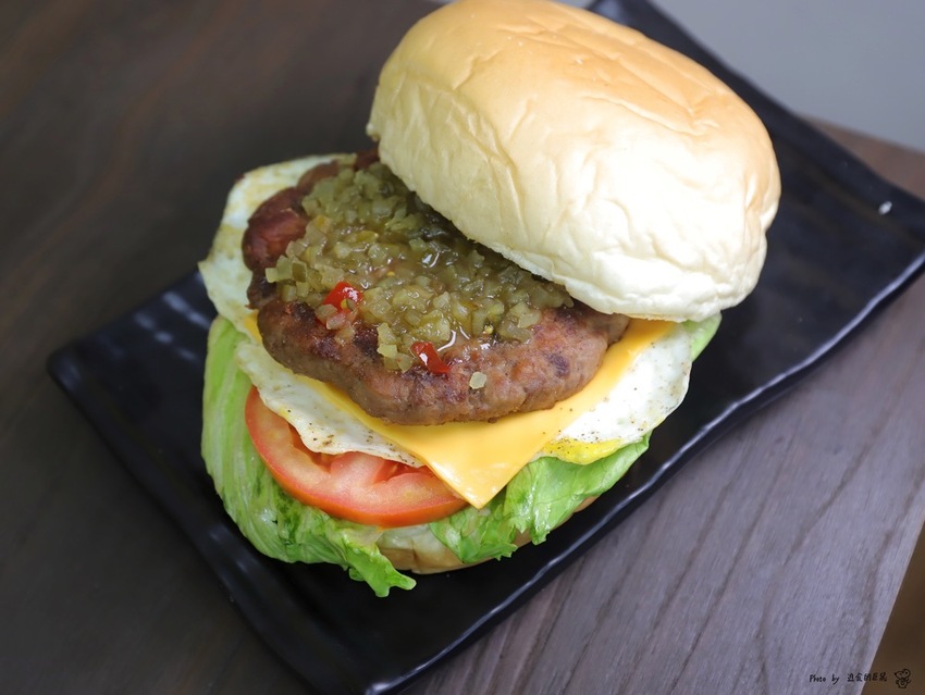 五分鐘找餐台南民生店：讓你從早吃到晚的經典早餐/包著整顆皮蛋的黑金飯糰.神奇滋味挖尬意/料多味美的澎湃鍋燒意麵.早餐晚餐都吃的到/台南必吃早餐推薦/uber eats.food panda外送合作店家