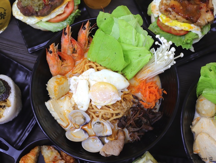 五分鐘找餐台南民生店：讓你從早吃到晚的經典早餐/包著整顆皮蛋的黑金飯糰.神奇滋味挖尬意/料多味美的澎湃鍋燒意麵.早餐晚餐都吃的到/台南必吃早餐推薦/uber eats.food panda外送合作店家