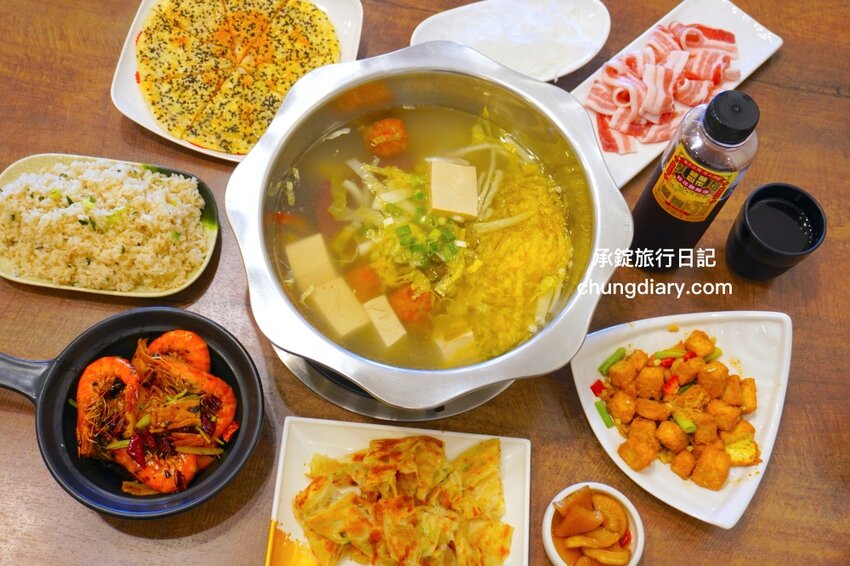 5菜1湯只要不到一千元!酸白菜火鍋+特色現炒手路菜+南北點心料理+古早味酸梅湯。