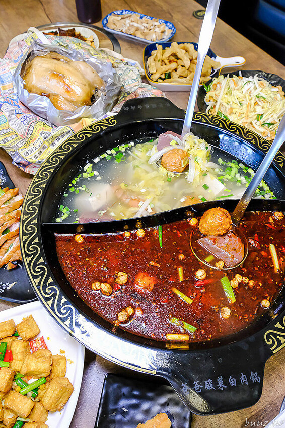 手路菜配家常熱炒，爸爸酸菜白肉鍋懷舊餐館，土窯雞滑嫩雞肉，憶起小時候控窯滋味！