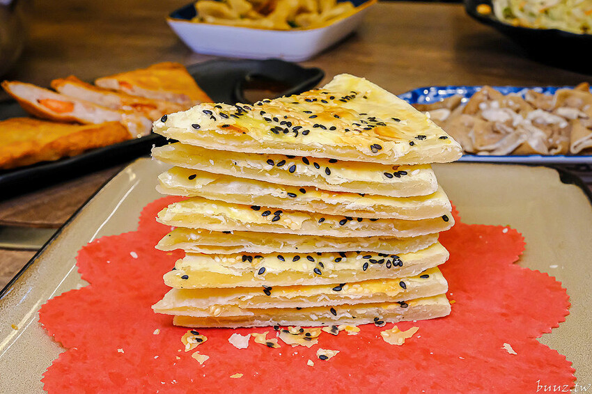 手路菜配家常熱炒，爸爸酸菜白肉鍋懷舊餐館，土窯雞滑嫩雞肉，憶起小時候控窯滋味！