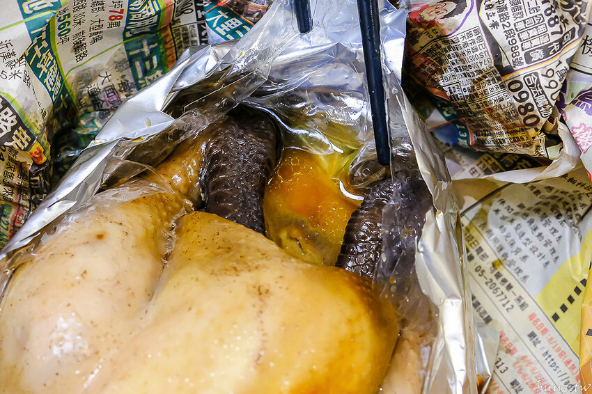 手路菜配家常熱炒，爸爸酸菜白肉鍋懷舊餐館，土窯雞滑嫩雞肉，憶起小時候控窯滋味！