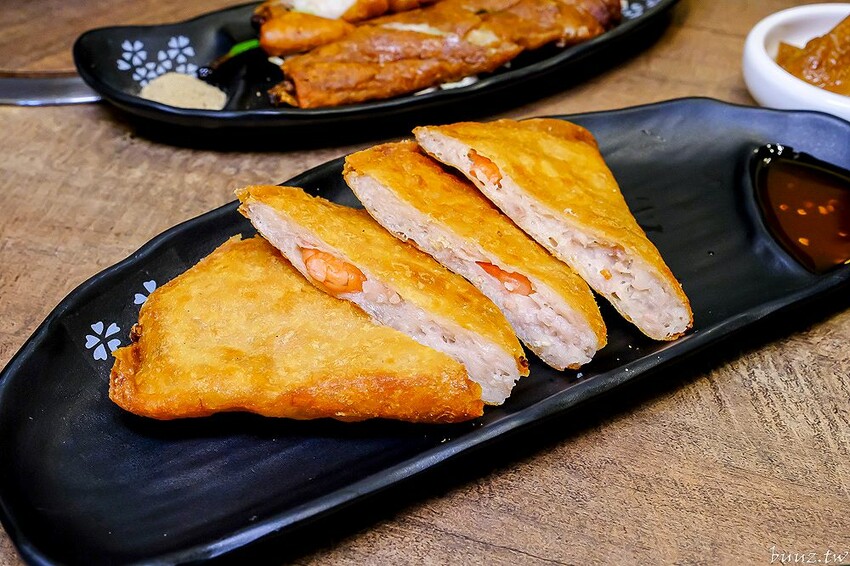 手路菜配家常熱炒，爸爸酸菜白肉鍋懷舊餐館，土窯雞滑嫩雞肉，憶起小時候控窯滋味！