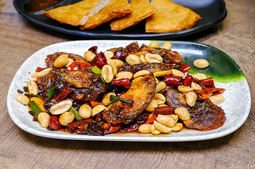 手路菜配家常熱炒，爸爸酸菜白肉鍋懷舊餐館，土窯雞滑嫩雞肉，憶起小時候控窯滋味！