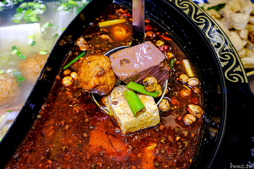 手路菜配家常熱炒，爸爸酸菜白肉鍋懷舊餐館，土窯雞滑嫩雞肉，憶起小時候控窯滋味！