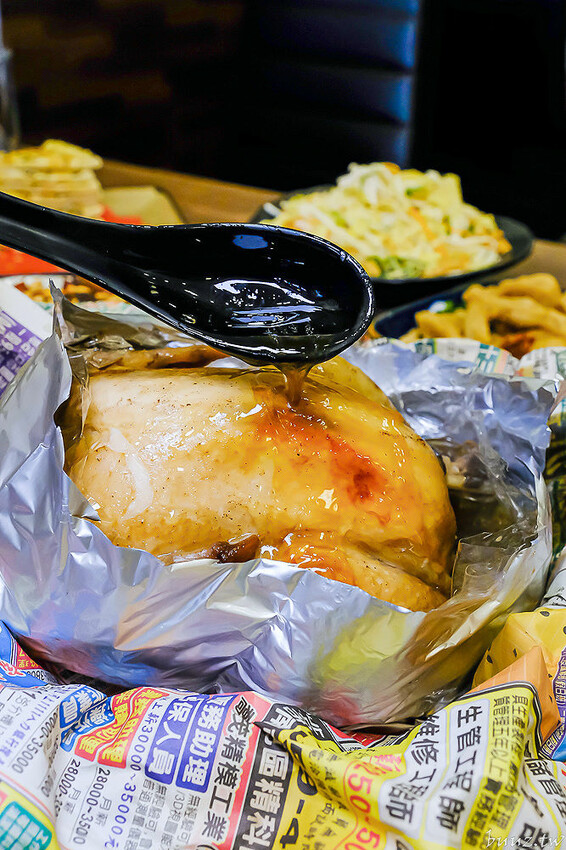 手路菜配家常熱炒，爸爸酸菜白肉鍋懷舊餐館，土窯雞滑嫩雞肉，憶起小時候控窯滋味！