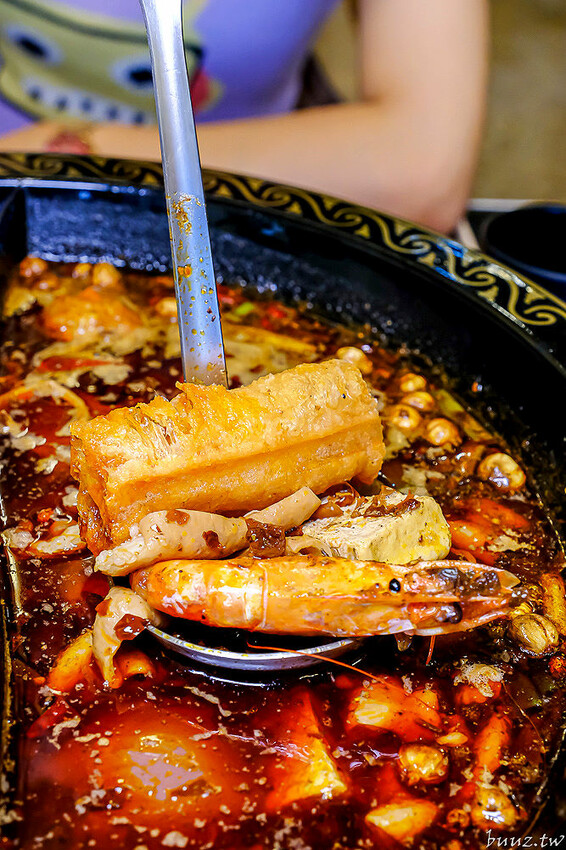 手路菜配家常熱炒，爸爸酸菜白肉鍋懷舊餐館，土窯雞滑嫩雞肉，憶起小時候控窯滋味！