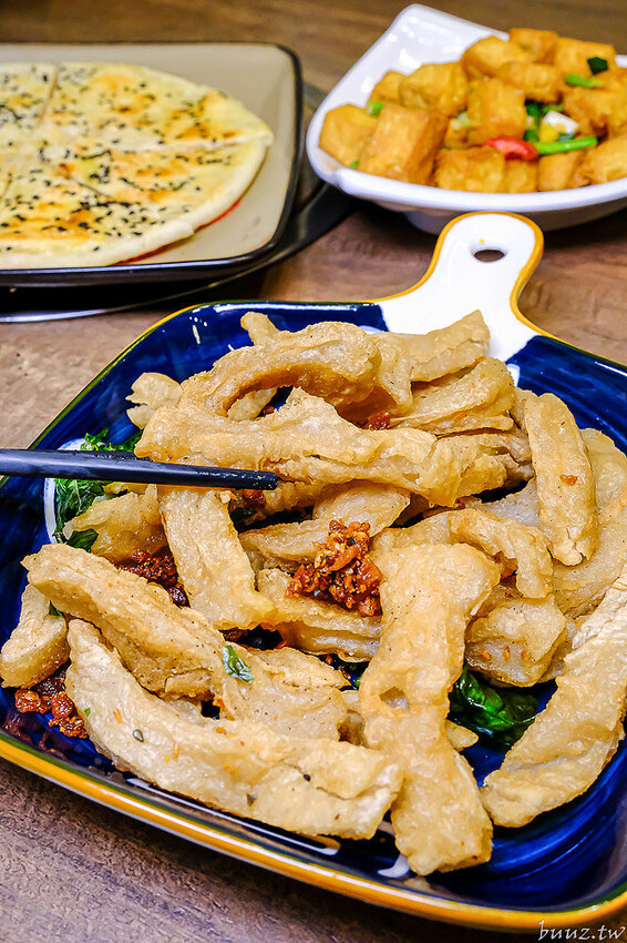 手路菜配家常熱炒，爸爸酸菜白肉鍋懷舊餐館，土窯雞滑嫩雞肉，憶起小時候控窯滋味！