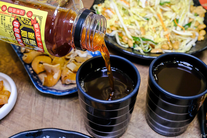 手路菜配家常熱炒，爸爸酸菜白肉鍋懷舊餐館，土窯雞滑嫩雞肉，憶起小時候控窯滋味！