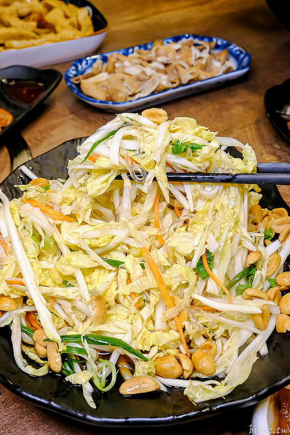 手路菜配家常熱炒，爸爸酸菜白肉鍋懷舊餐館，土窯雞滑嫩雞肉，憶起小時候控窯滋味！