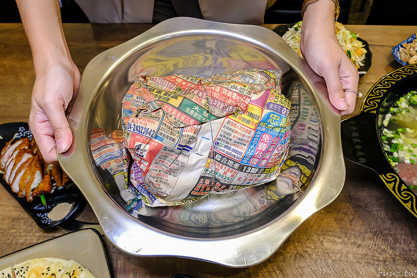 手路菜配家常熱炒，爸爸酸菜白肉鍋懷舊餐館，土窯雞滑嫩雞肉，憶起小時候控窯滋味！