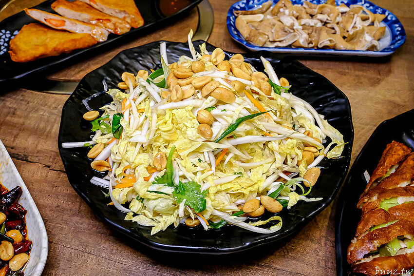 手路菜配家常熱炒，爸爸酸菜白肉鍋懷舊餐館，土窯雞滑嫩雞肉，憶起小時候控窯滋味！