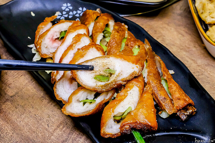 手路菜配家常熱炒，爸爸酸菜白肉鍋懷舊餐館，土窯雞滑嫩雞肉，憶起小時候控窯滋味！