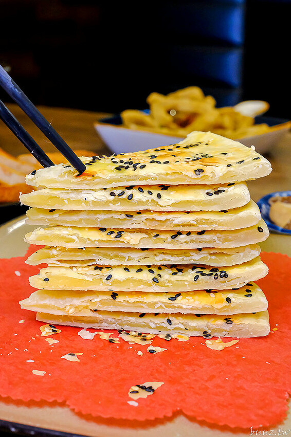 手路菜配家常熱炒，爸爸酸菜白肉鍋懷舊餐館，土窯雞滑嫩雞肉，憶起小時候控窯滋味！