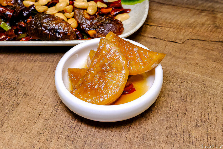 手路菜配家常熱炒，爸爸酸菜白肉鍋懷舊餐館，土窯雞滑嫩雞肉，憶起小時候控窯滋味！