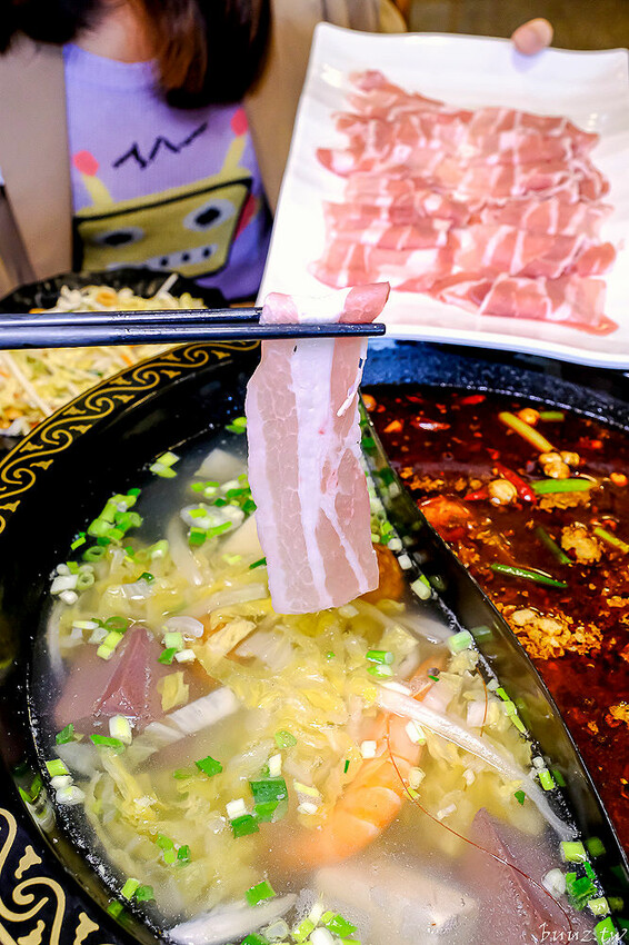 手路菜配家常熱炒，爸爸酸菜白肉鍋懷舊餐館，土窯雞滑嫩雞肉，憶起小時候控窯滋味！