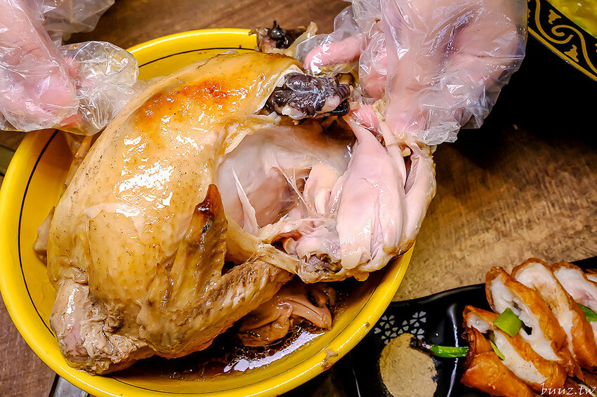 手路菜配家常熱炒，爸爸酸菜白肉鍋懷舊餐館，土窯雞滑嫩雞肉，憶起小時候控窯滋味！