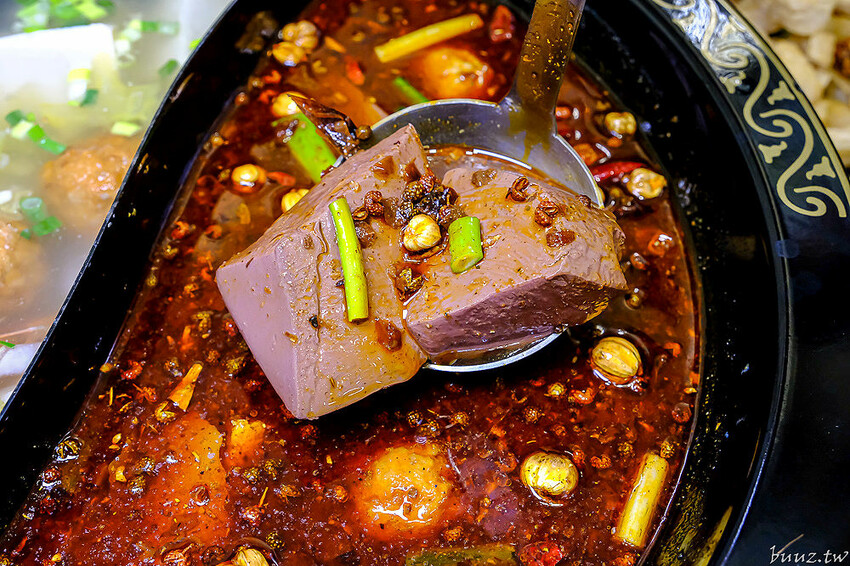 手路菜配家常熱炒，爸爸酸菜白肉鍋懷舊餐館，土窯雞滑嫩雞肉，憶起小時候控窯滋味！