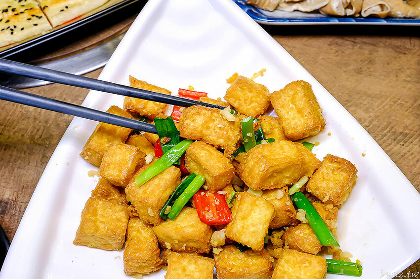 手路菜配家常熱炒，爸爸酸菜白肉鍋懷舊餐館，土窯雞滑嫩雞肉，憶起小時候控窯滋味！