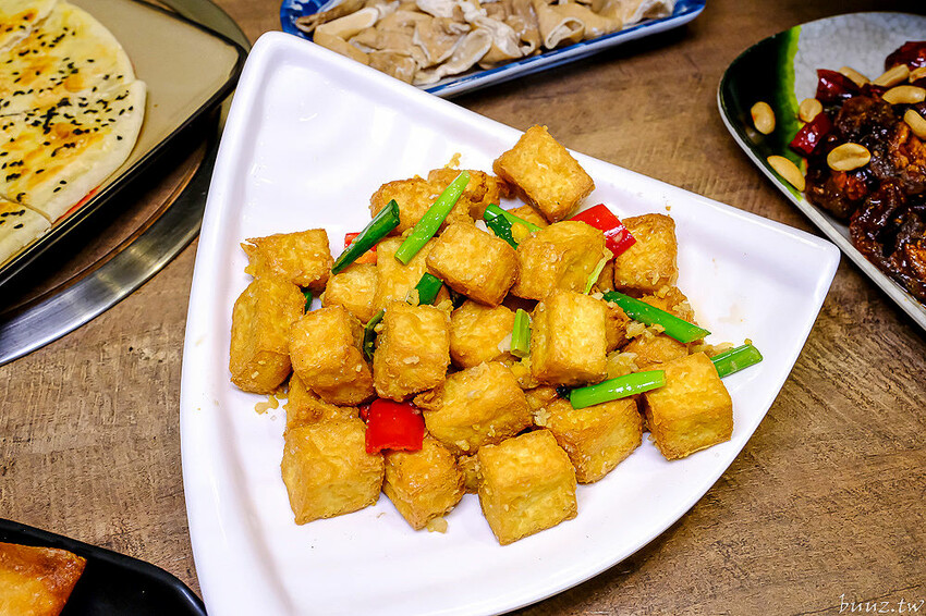 手路菜配家常熱炒，爸爸酸菜白肉鍋懷舊餐館，土窯雞滑嫩雞肉，憶起小時候控窯滋味！