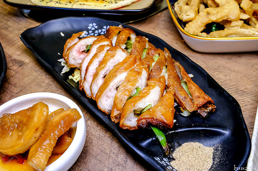 手路菜配家常熱炒，爸爸酸菜白肉鍋懷舊餐館，土窯雞滑嫩雞肉，憶起小時候控窯滋味！