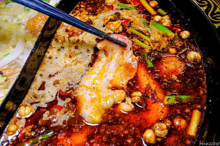 手路菜配家常熱炒，爸爸酸菜白肉鍋懷舊餐館，土窯雞滑嫩雞肉，憶起小時候控窯滋味！