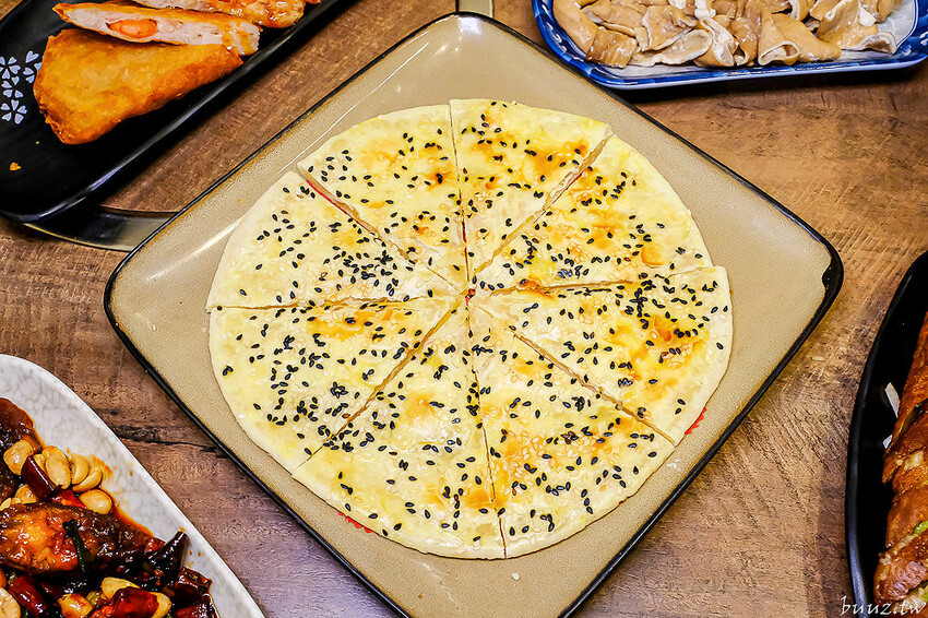 手路菜配家常熱炒，爸爸酸菜白肉鍋懷舊餐館，土窯雞滑嫩雞肉，憶起小時候控窯滋味！