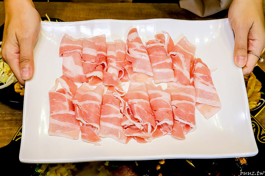 手路菜配家常熱炒，爸爸酸菜白肉鍋懷舊餐館，土窯雞滑嫩雞肉，憶起小時候控窯滋味！