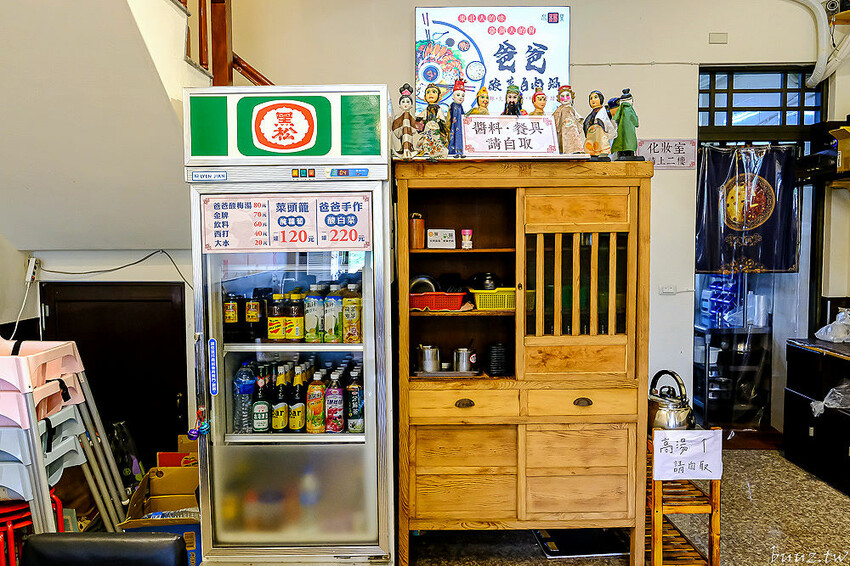 手路菜配家常熱炒，爸爸酸菜白肉鍋懷舊餐館，土窯雞滑嫩雞肉，憶起小時候控窯滋味！