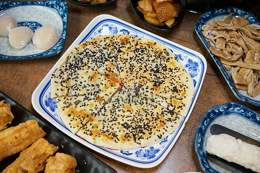 台中少見酸菜白肉、麻辣鴛鴦鍋結合現炒家常菜、北方點心,還有隱藏版土窯雞,菜色多,任君選擇,聊天聚餐好所在!!