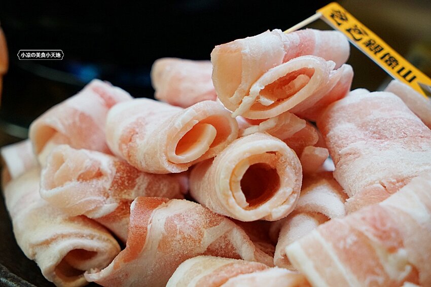 台中少見酸菜白肉、麻辣鴛鴦鍋結合現炒家常菜、北方點心,還有隱藏版土窯雞,菜色多,任君選擇,聊天聚餐好所在!!