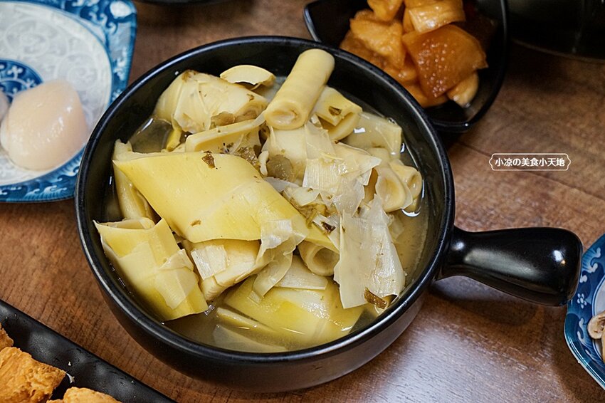 台中少見酸菜白肉、麻辣鴛鴦鍋結合現炒家常菜、北方點心,還有隱藏版土窯雞,菜色多,任君選擇,聊天聚餐好所在!!