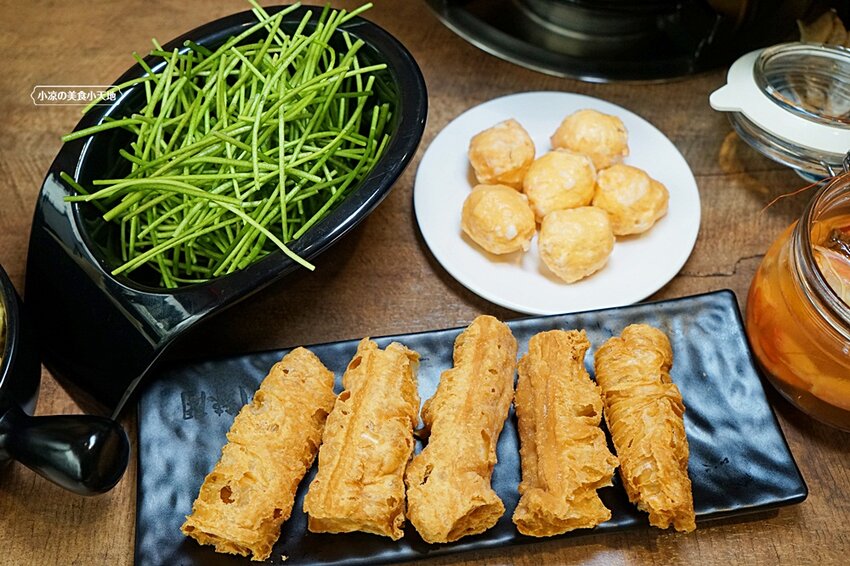 台中少見酸菜白肉、麻辣鴛鴦鍋結合現炒家常菜、北方點心,還有隱藏版土窯雞,菜色多,任君選擇,聊天聚餐好所在!!