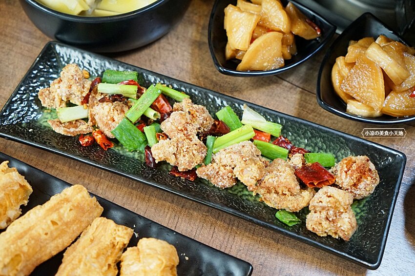 台中少見酸菜白肉、麻辣鴛鴦鍋結合現炒家常菜、北方點心,還有隱藏版土窯雞,菜色多,任君選擇,聊天聚餐好所在!!