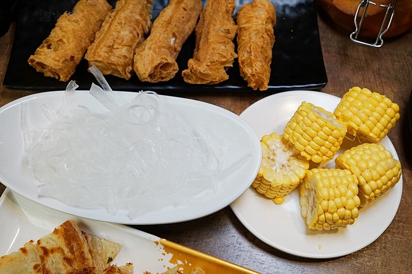 台中少見酸菜白肉、麻辣鴛鴦鍋結合現炒家常菜、北方點心,還有隱藏版土窯雞,菜色多,任君選擇,聊天聚餐好所在!!