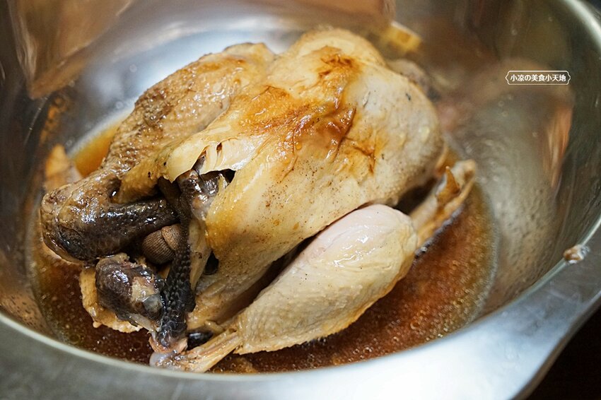 台中少見酸菜白肉、麻辣鴛鴦鍋結合現炒家常菜、北方點心,還有隱藏版土窯雞,菜色多,任君選擇,聊天聚餐好所在!!