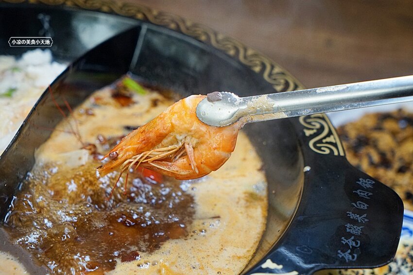 台中少見酸菜白肉、麻辣鴛鴦鍋結合現炒家常菜、北方點心,還有隱藏版土窯雞,菜色多,任君選擇,聊天聚餐好所在!!