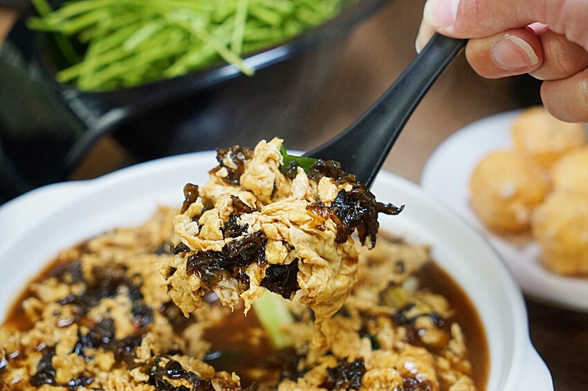 台中少見酸菜白肉、麻辣鴛鴦鍋結合現炒家常菜、北方點心,還有隱藏版土窯雞,菜色多,任君選擇,聊天聚餐好所在!!