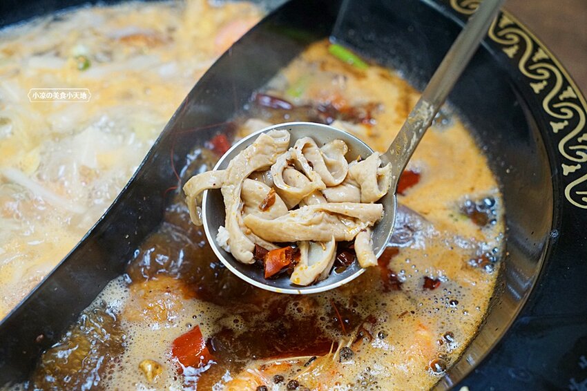 台中少見酸菜白肉、麻辣鴛鴦鍋結合現炒家常菜、北方點心,還有隱藏版土窯雞,菜色多,任君選擇,聊天聚餐好所在!!