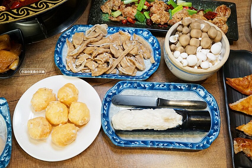 台中少見酸菜白肉、麻辣鴛鴦鍋結合現炒家常菜、北方點心,還有隱藏版土窯雞,菜色多,任君選擇,聊天聚餐好所在!!