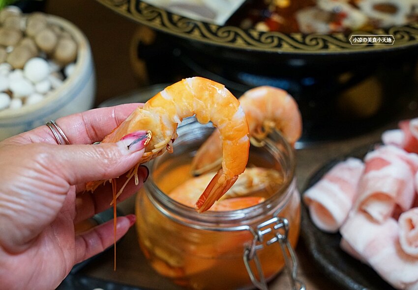 台中少見酸菜白肉、麻辣鴛鴦鍋結合現炒家常菜、北方點心,還有隱藏版土窯雞,菜色多,任君選擇,聊天聚餐好所在!!