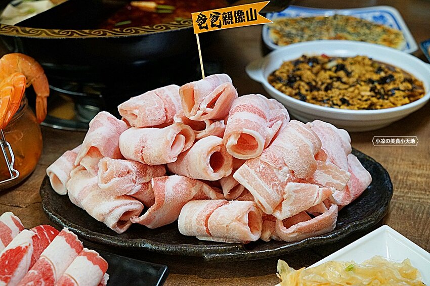 台中少見酸菜白肉、麻辣鴛鴦鍋結合現炒家常菜、北方點心,還有隱藏版土窯雞,菜色多,任君選擇,聊天聚餐好所在!!