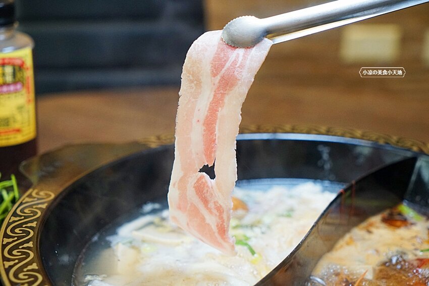 台中少見酸菜白肉、麻辣鴛鴦鍋結合現炒家常菜、北方點心,還有隱藏版土窯雞,菜色多,任君選擇,聊天聚餐好所在!!