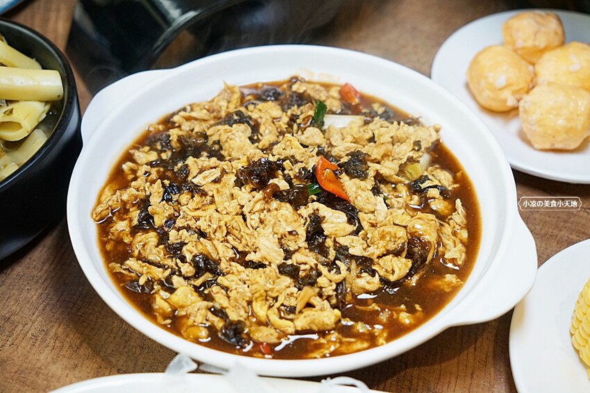 台中少見酸菜白肉、麻辣鴛鴦鍋結合現炒家常菜、北方點心,還有隱藏版土窯雞,菜色多,任君選擇,聊天聚餐好所在!!