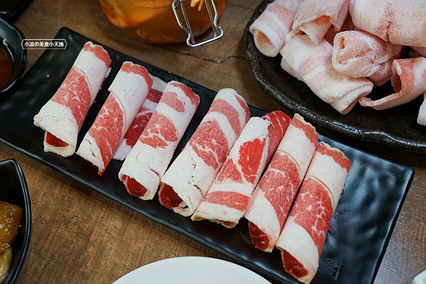 台中少見酸菜白肉、麻辣鴛鴦鍋結合現炒家常菜、北方點心,還有隱藏版土窯雞,菜色多,任君選擇,聊天聚餐好所在!!