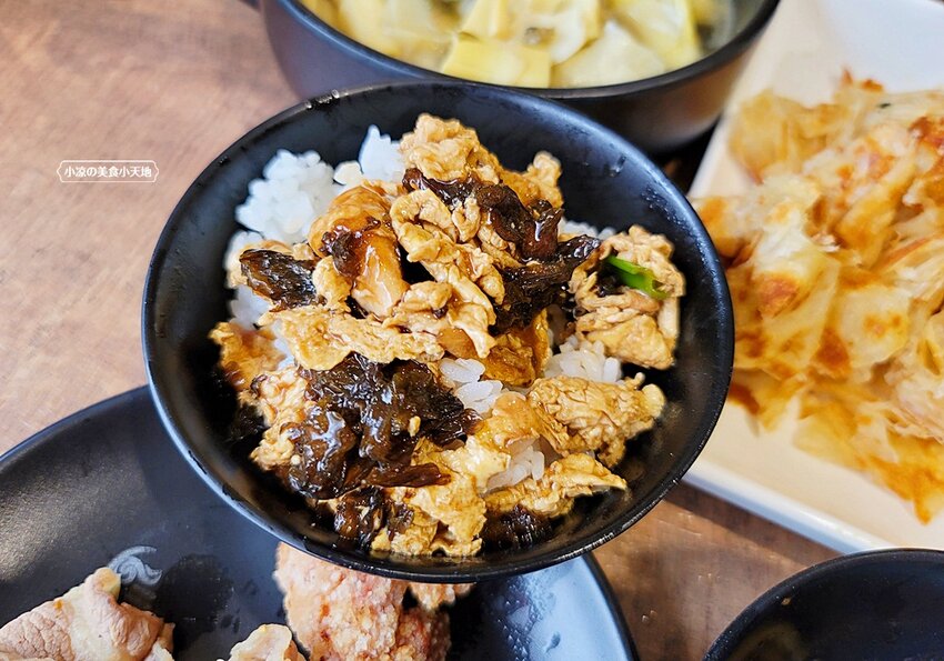 台中少見酸菜白肉、麻辣鴛鴦鍋結合現炒家常菜、北方點心,還有隱藏版土窯雞,菜色多,任君選擇,聊天聚餐好所在!!