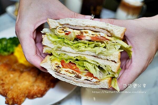 【新莊早午餐】伴心早餐 #芋泥肉鬆 #汁控肉蛋餅 #炒泡麵 #咖哩豬排 多種特色經典早午餐 (22).JPG