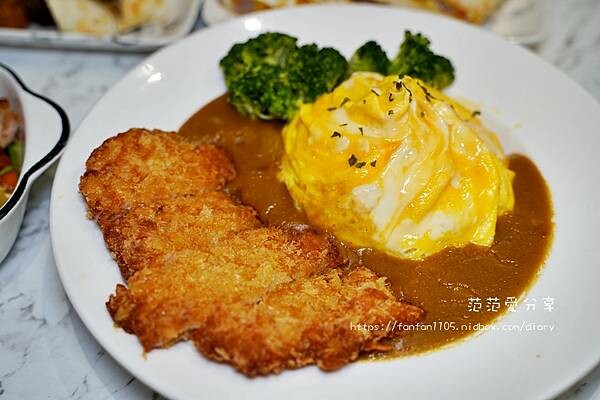 【新莊早午餐】伴心早餐 #芋泥肉鬆 #汁控肉蛋餅 #炒泡麵 #咖哩豬排 多種特色經典早午餐 (17).JPG