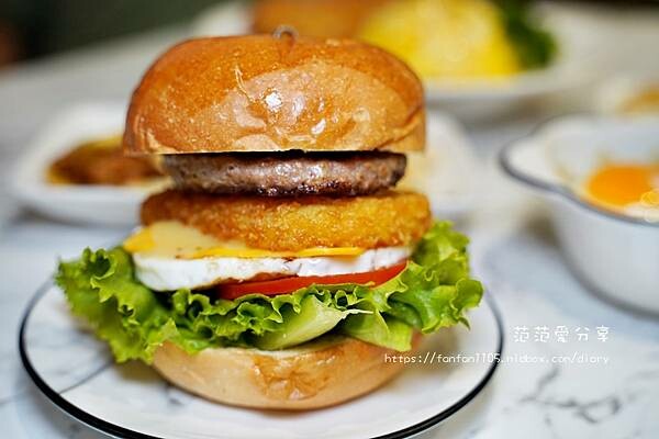 【新莊早午餐】伴心早餐 #芋泥肉鬆 #汁控肉蛋餅 #炒泡麵 #咖哩豬排 多種特色經典早午餐 (14).JPG