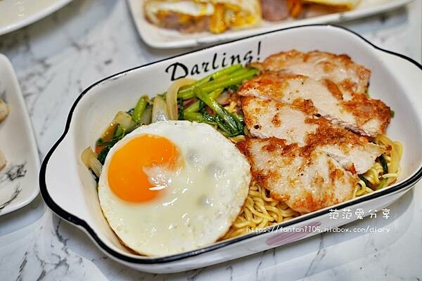 【新莊早午餐】伴心早餐 #芋泥肉鬆 #汁控肉蛋餅 #炒泡麵 #咖哩豬排 多種特色經典早午餐 (13).JPG